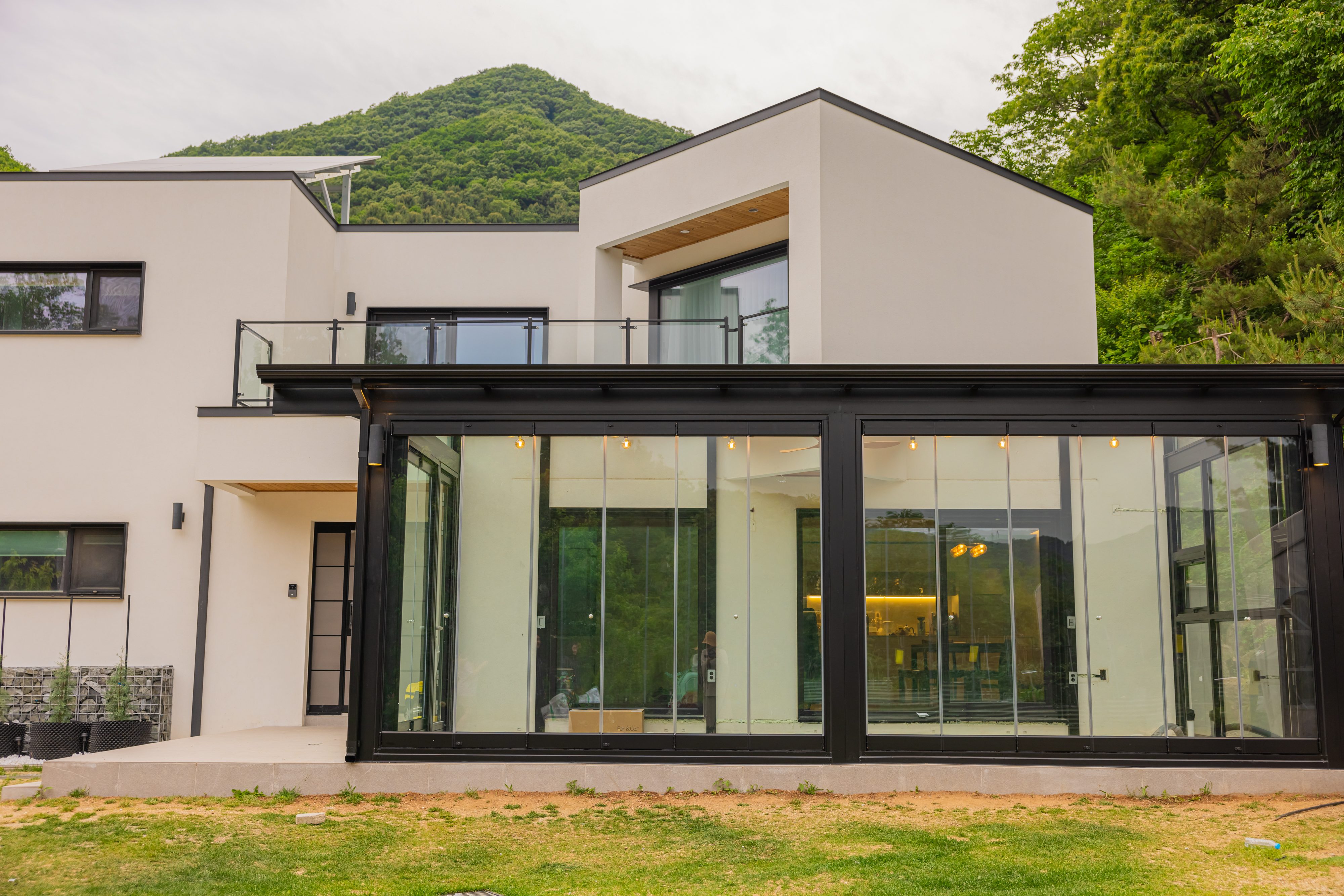 바튼창호가 제안하는 세 컬러 썬룸X글라스 폴딩도어, 완벽한 아웃도어 라이프 